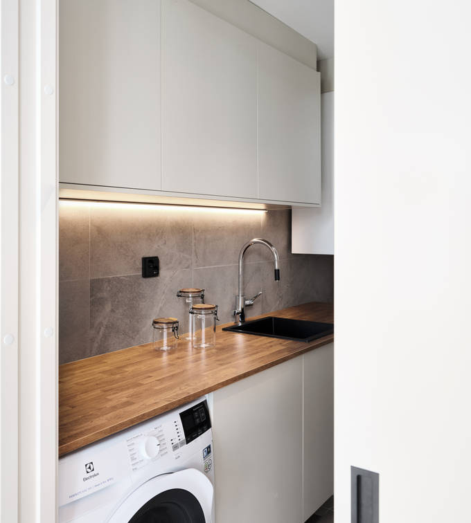 kodinhoitohuoneen ovimalleina toimii melamiini värissä Hiekka ja tasoksi valikoitui helppohoitoinen ja kestävä laminaatti sävyssä antiikkitammi.