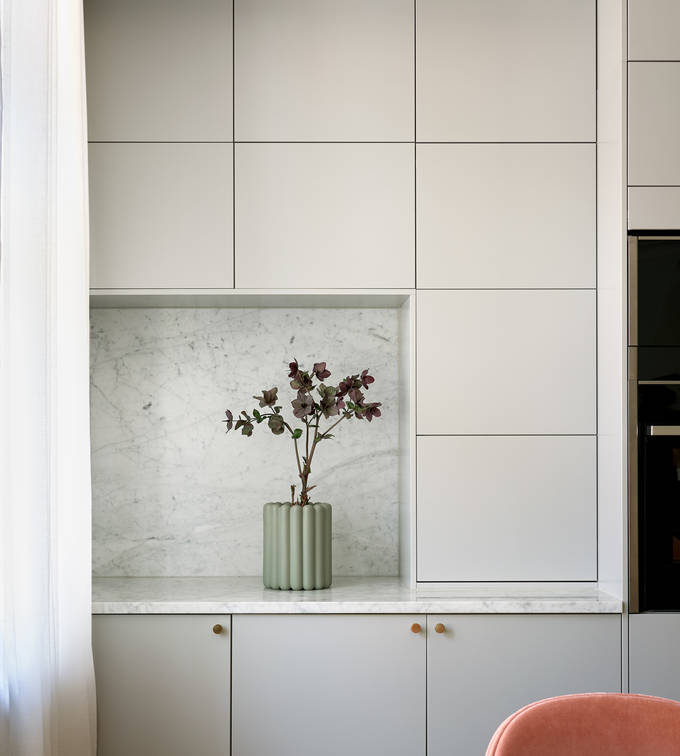 Lys grå Athena Sky køkken fra INVITA, bordplade og splashback i lys grå marmor, messing håndtag