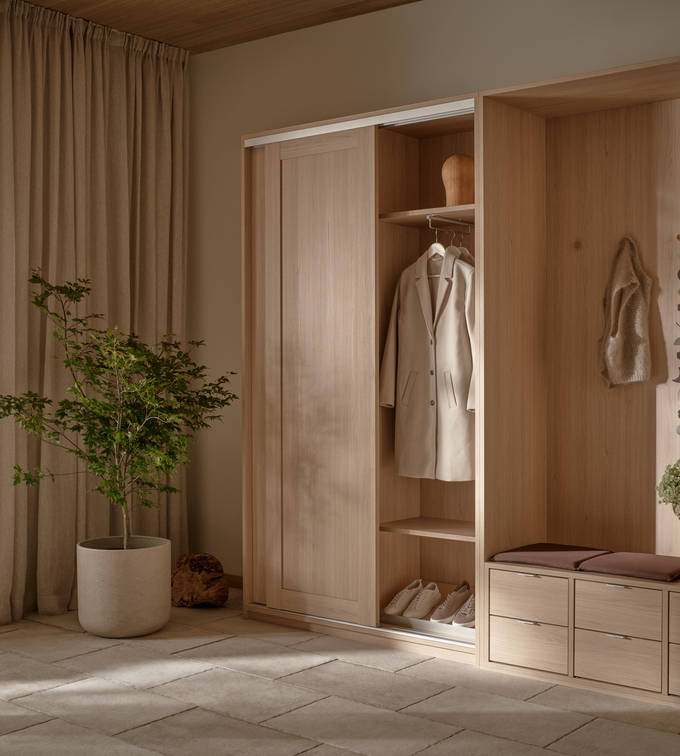 Lyst træ garderobeskab med bænk, spejl og skydedøre