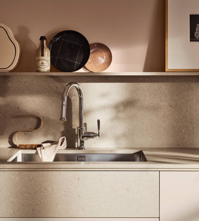 Köksskåp med Fake Belfast front samt stänkskydd i Shitake bänkskiva i kvartskomposit