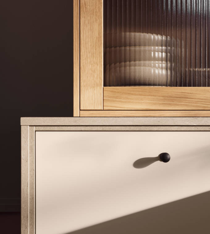 Brolösning med dekorativ kant med bänkskivan Shitake i kvartskomposit