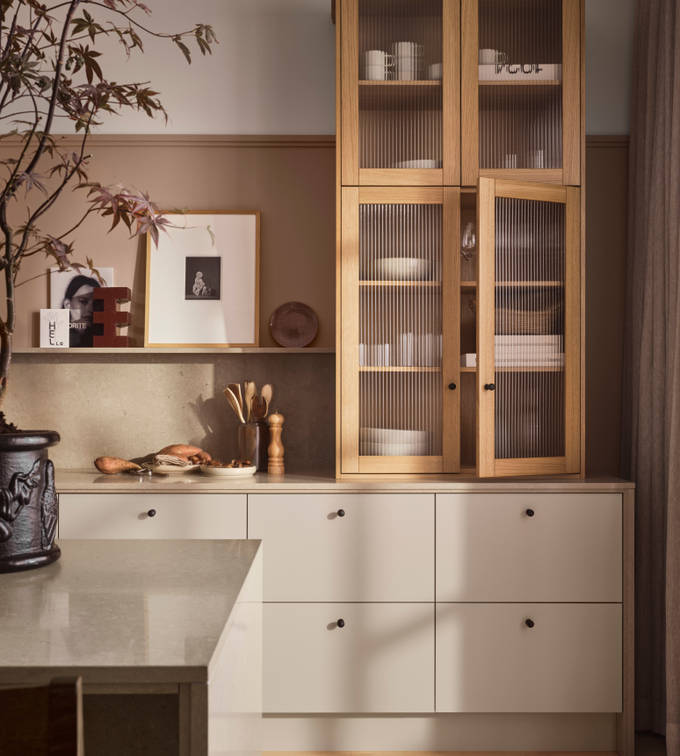 Kök Arkitekt plus Gryning. Vitrin i ek med cornish och räfflat glas