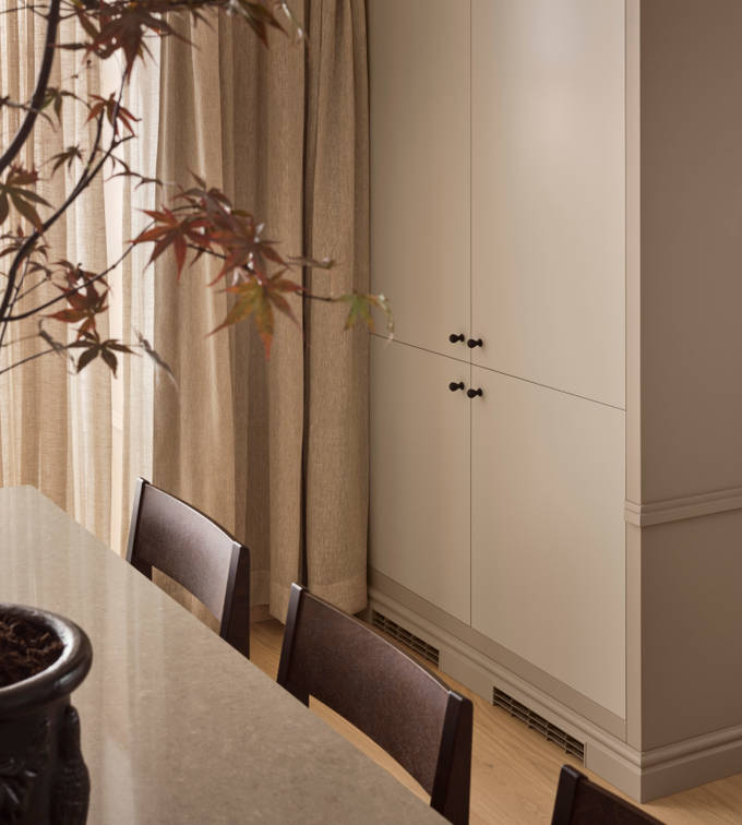 Integrerade vitvaror bakom kökslucka Arkitekt plus Gryning. Knopp i gjutjärn