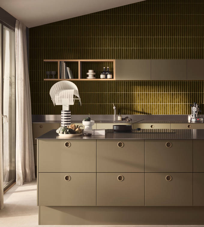 Jubilæumskøkken fra INVITA med grønne skaber inspireret av 1970'erne og grønne fliser