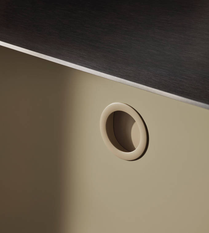 Nærbillede af infræsede greb i Jubilæumskøkken fra INVITA med grønne skaber inspireret av 1970'erne