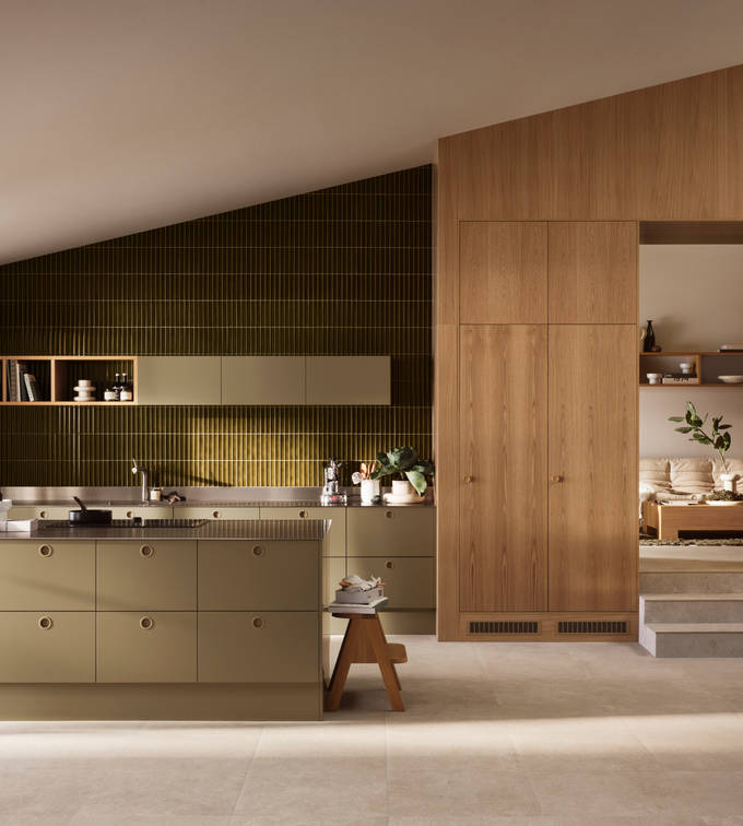 Jubilæumskøkken fra INVITA med træfinér eg, matchende vægpanel og grønne skaber inspireret av 1970'erne med infræsede greb
