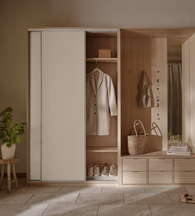 Beige skyvedør i lys tre garderobeskap