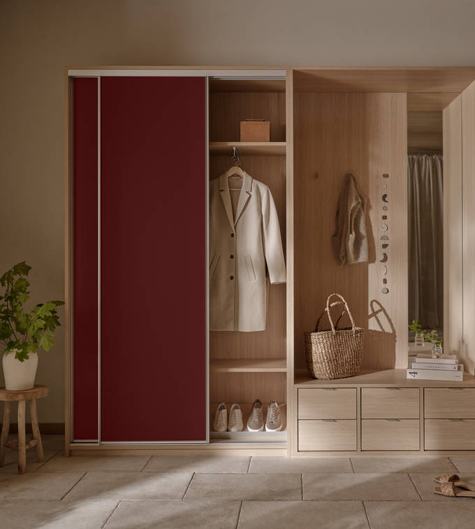 Rød skyvedør i lys tre garderobeskap