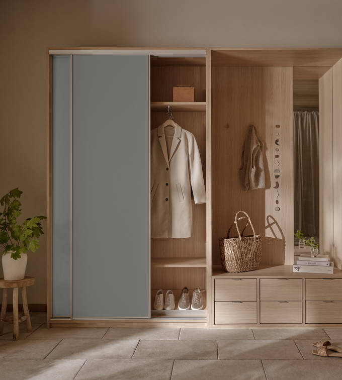 Grå skyvedør i lys tre garderobeskap