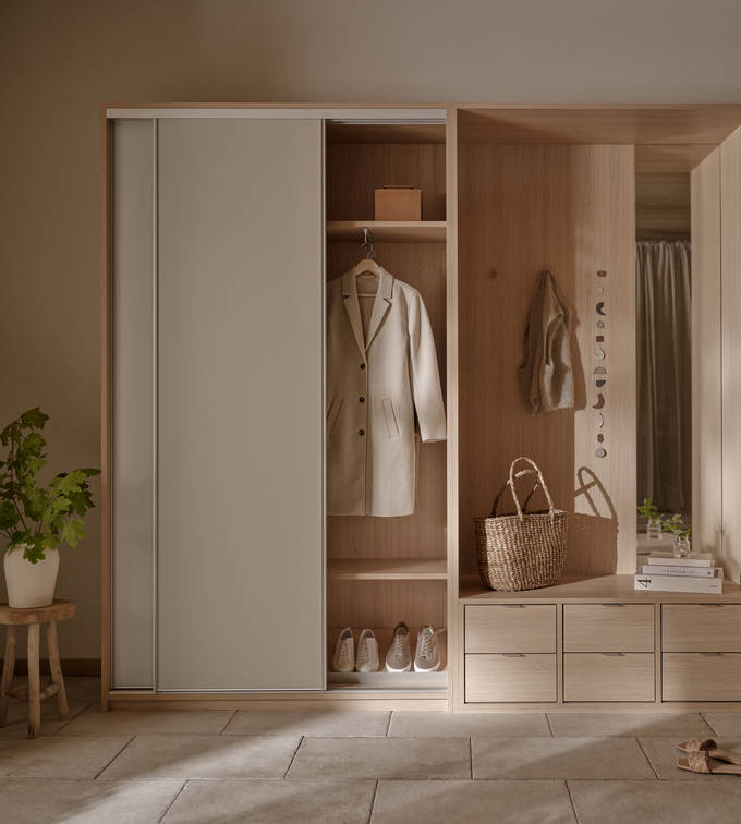 Beige skyvedør i lys tre garderobeskap