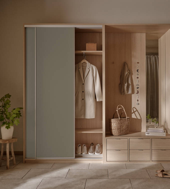Grå skyvedør i lys tre garderobeskap