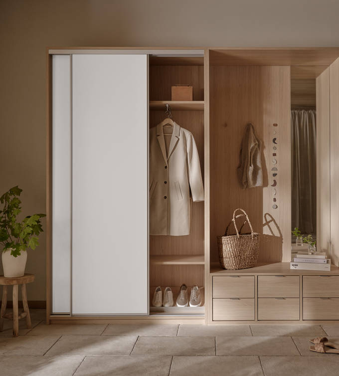 Hvit skyvedør i lys tre garderobeskap