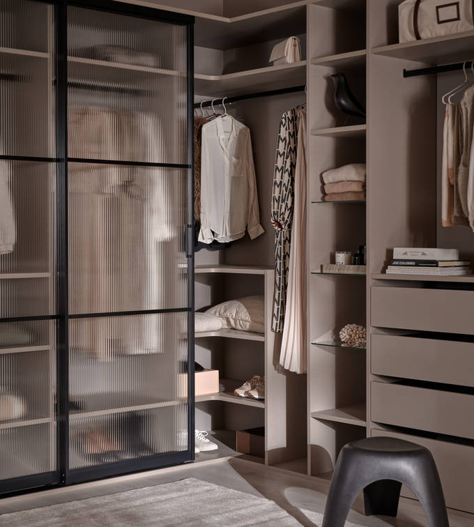 Walk-in garderobe med grå innredning