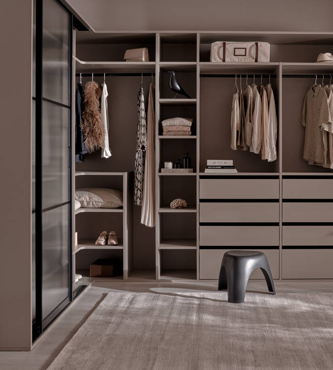 Grå garderobeinnredning i walk-in garderobe