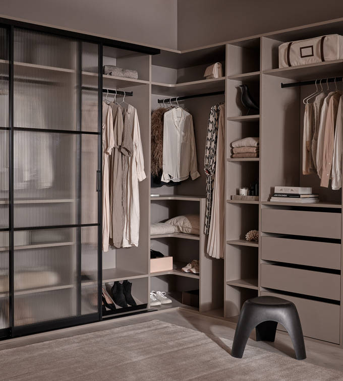 Grå garderobeinnredning i walk-in garderobe