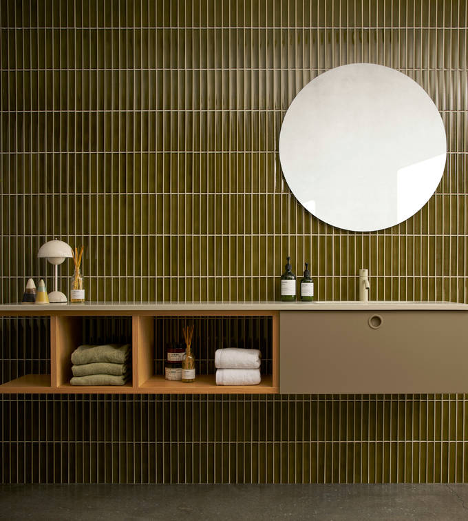 Jubilæumsbad fra INVITA med grønne skaber inspireret av 1970'erne, eg hylder og grønne fliser