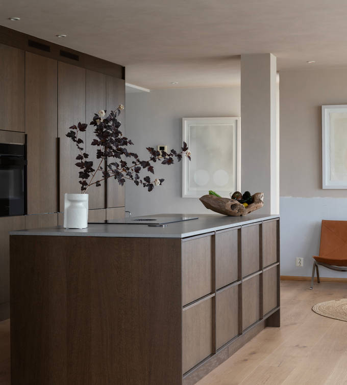 Køkkenø i brun egetræsfiner køkkenet Forever oak med matchende tre håndtag fra INVITA og beige højskabe Athena Sand