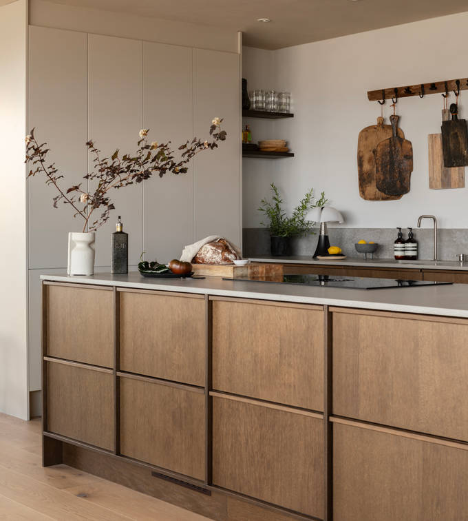 Køkkenø i brun egetræsfiner køkkenet Forever oak med matchende tre håndtag fra INVITA med beige højskabe Athena Sand