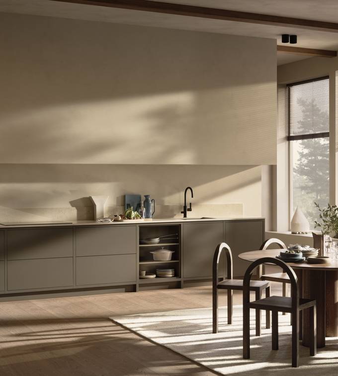 Ett stort Marbodalkök med köksbord i stilen Warm Minimalism.