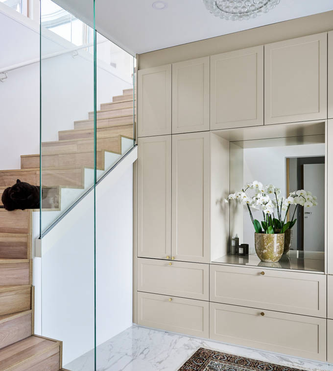 Beige tidløs garderobe Square Sand fra INVITA med åben bænk og spejl i midten med skabe rundt omkring, messinghåndtag