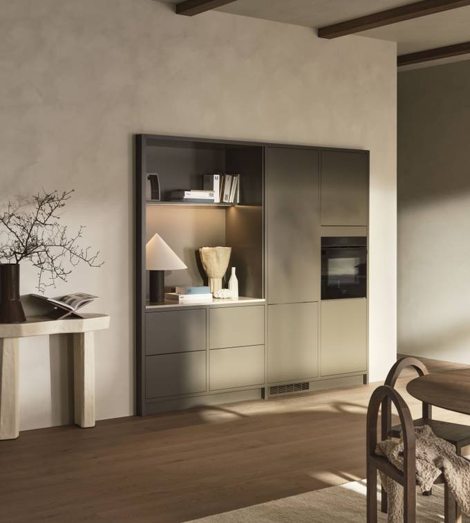 I samarbeid med designeren Lotta Agaton har vi skapt kjøkkenkonseptet Varm minimalisme – en skandinavisk tolkning av minimalisme som forener enkelhet, kreativitet og varme i en tidløs stil.