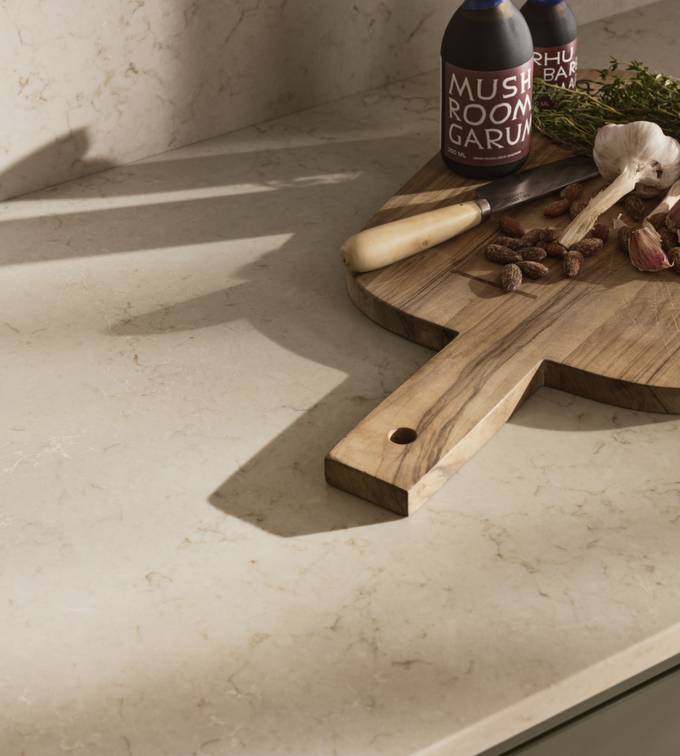 I samarbeid med designeren Lotta Agaton har vi skapt kjøkkenkonseptet Varm minimalisme – en skandinavisk tolkning av minimalisme som forener enkelhet, kreativitet og varme i en tidløs stil.