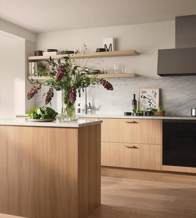 Siri Barjes kök Ekbacken från Marbodal, med marmorbänkskiva, fläkt från Røros, köksö och högskåp med ekluckor.