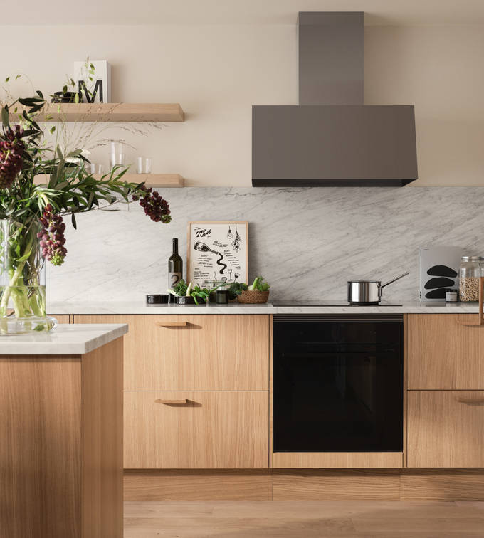 Siri Barjes kök Ekbacken från Marbodal, med marmorbänkskiva, fläkt från Røros, köksö och högskåp med ekluckor.