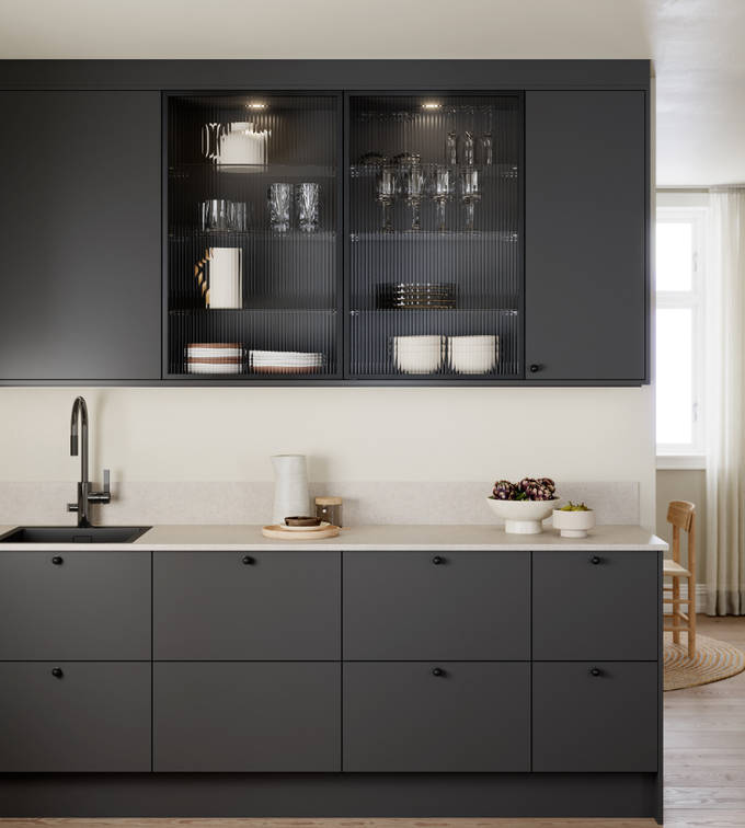 Vidde har et tidløst og minimalistisk design. Modellens enkel og rene formspråk gjør den velegnet for høye skapløsninger som gir god plassutnyttelse.