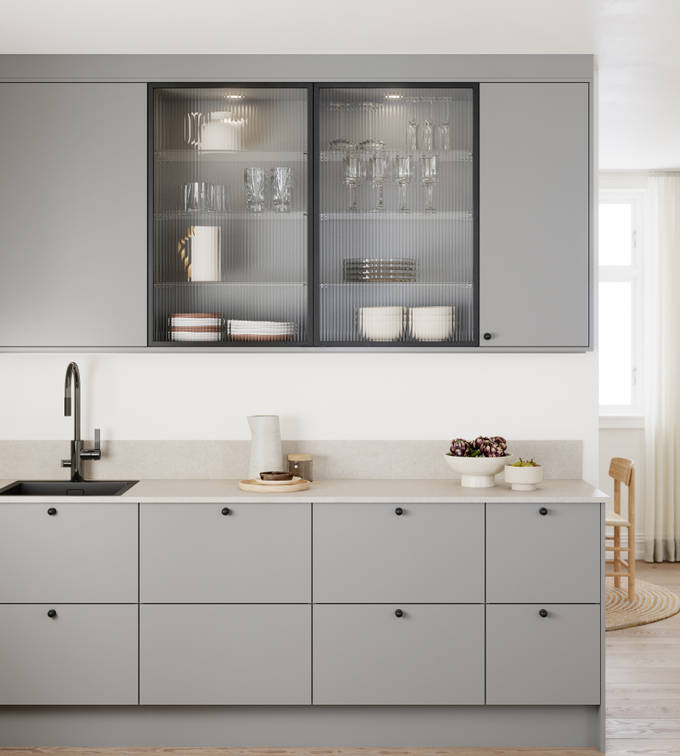 Vidde har et tidløst og minimalistisk design. Modellens enkel og rene formspråk gjør den velegnet for høye skapløsninger som gir god plassutnyttelse.