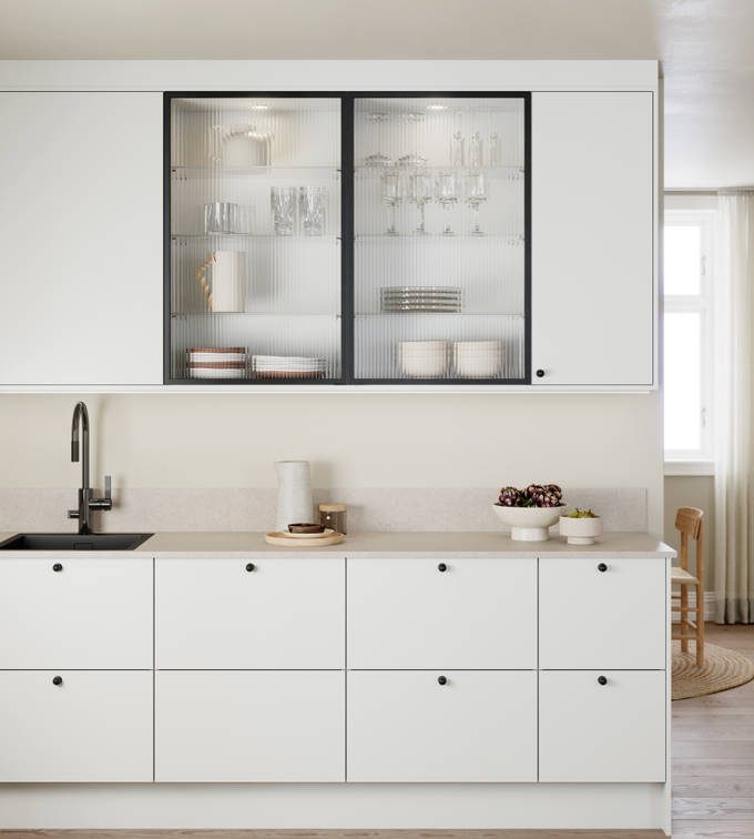 Vidde har et tidløst og minimalistisk design. Modellens enkel og rene formspråk gjør den velegnet for høye skapløsninger som gir god plassutnyttelse.