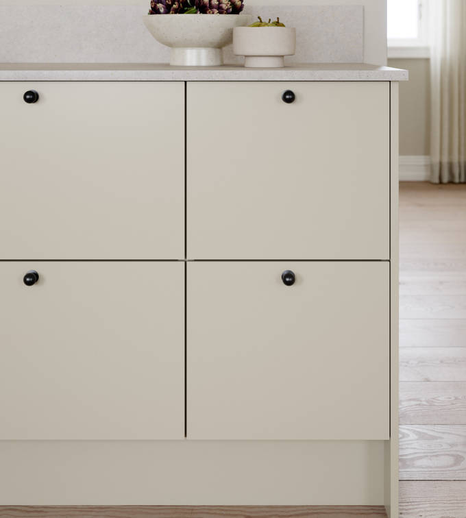 Vidde har et tidløst og minimalistisk design. Modellens enkel og rene formspråk gjør den velegnet for høye skapløsninger som gir god plassutnyttelse.