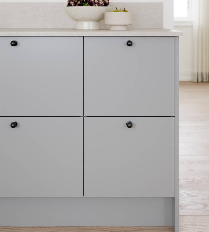 Vidde har et tidløst og minimalistisk design. Modellens enkel og rene formspråk gjør den velegnet for høye skapløsninger som gir god plassutnyttelse.