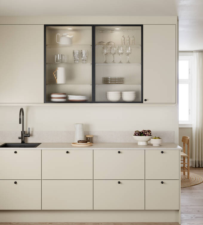 Vidde har et tidløst og minimalistisk design. Modellens enkel og rene formspråk gjør den velegnet for høye skapløsninger som gir god plassutnyttelse.