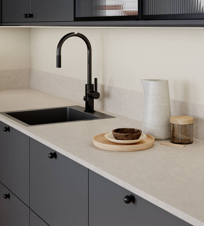 Vidde har et tidløst og minimalistisk design. Modellens enkel og rene formspråk gjør den velegnet for høye skapløsninger som gir god plassutnyttelse.