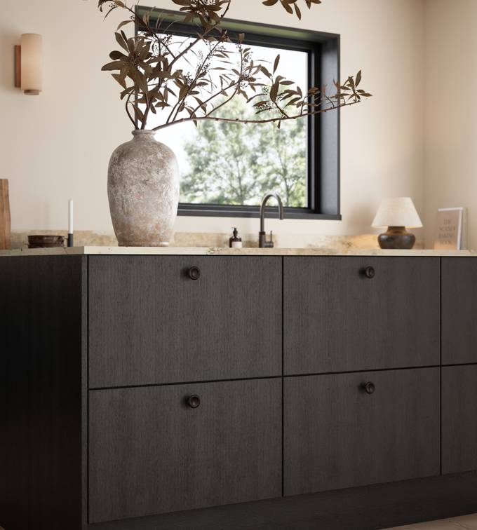 Favn er et kvalitetskjøkken inspirert av naturen. En vakker front i stående finer som gir hele kjøkkenet liv.