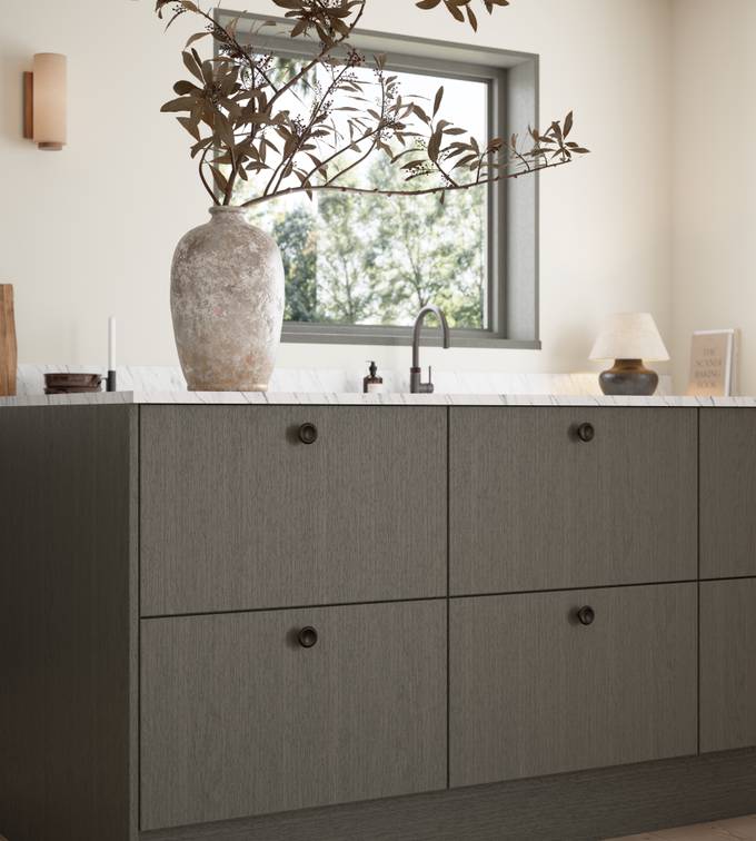 Favn er et kvalitetskjøkken inspirert av naturen. En vakker front i stående finer som gir hele kjøkkenet liv.