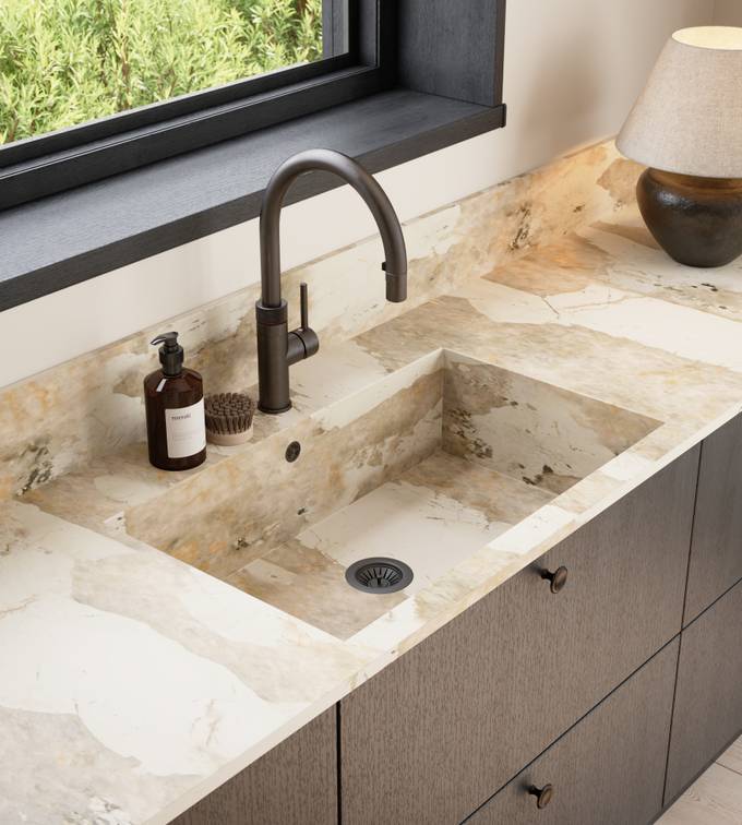 Favn er et kvalitetskjøkken inspirert av naturen. En vakker front i stående finer som gir hele kjøkkenet liv.