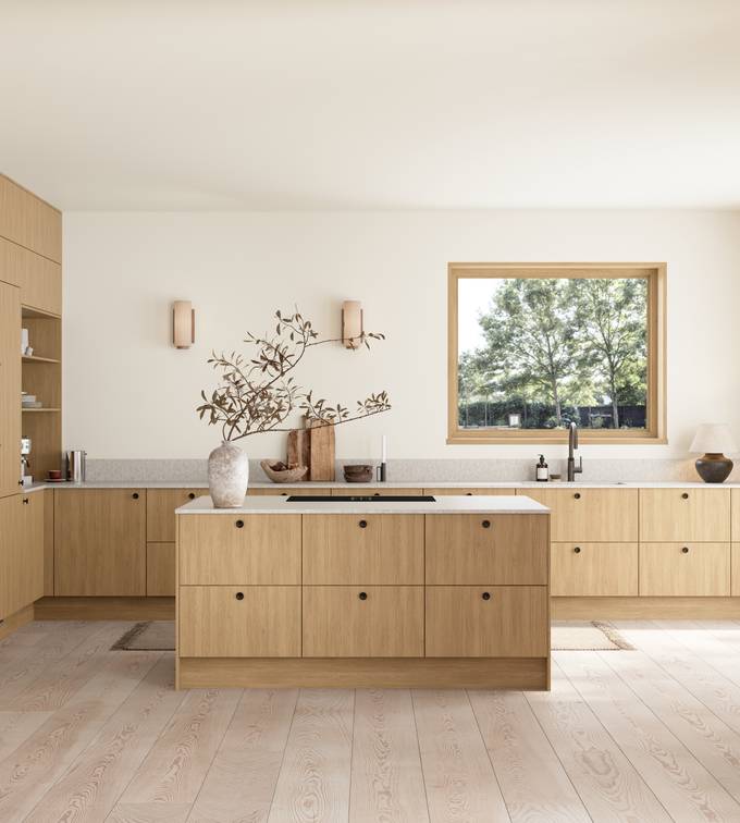 Favn er et kvalitetskjøkken inspirert av naturen. En vakker front i stående finer som gir hele kjøkkenet liv.