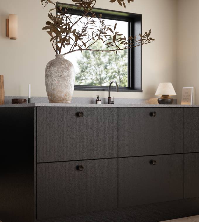 Favn er et kvalitetskjøkken inspirert av naturen. En vakker front i stående finer som gir hele kjøkkenet liv.