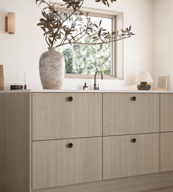 Favn er et kvalitetskjøkken inspirert av naturen. En vakker front i stående finer som gir hele kjøkkenet liv.