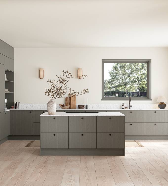 Favn er et kvalitetskjøkken inspirert av naturen. En vakker front i stående finer som gir hele kjøkkenet liv.