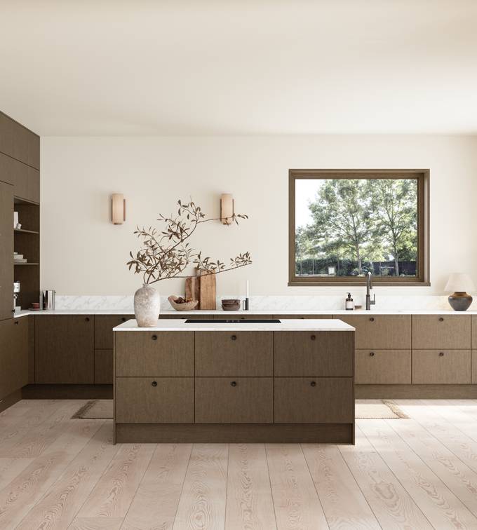 Favn er et kvalitetskjøkken inspirert av naturen. En vakker front i stående finer som gir hele kjøkkenet liv.