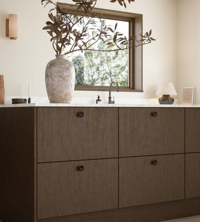 Favn er et kvalitetskjøkken inspirert av naturen. En vakker front i stående finer som gir hele kjøkkenet liv.