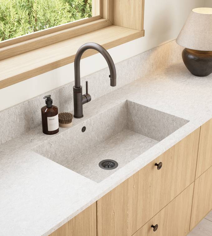 Favn er et kvalitetskjøkken inspirert av naturen. En vakker front i stående finer som gir hele kjøkkenet liv.