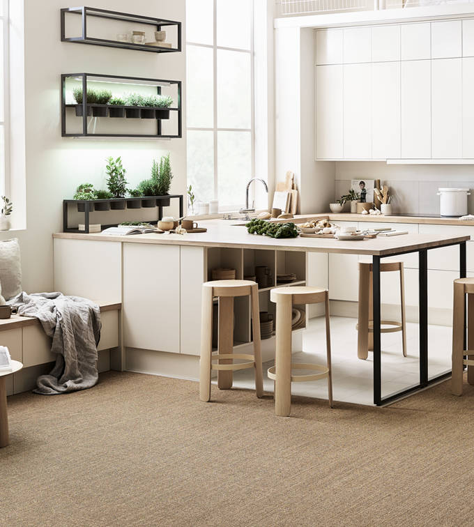 Mild og godlynt kjøkkenmodell i lys eik med liggende trestruktur og innfreste grep.