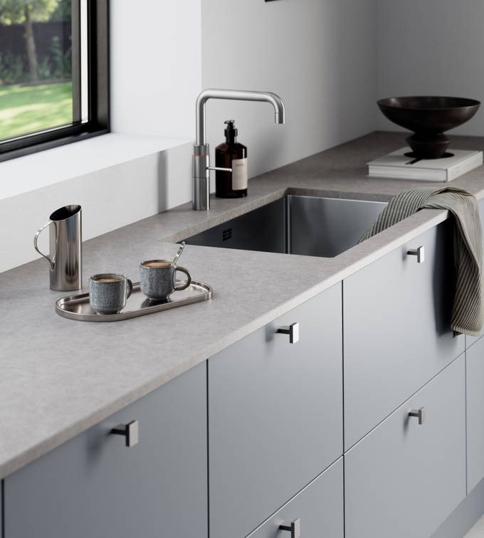 Mat og silkeblødt laminatkøkken Cover i Soft laminat med køkkenø fra INVITA med et seamless udtryck i farve Blåler