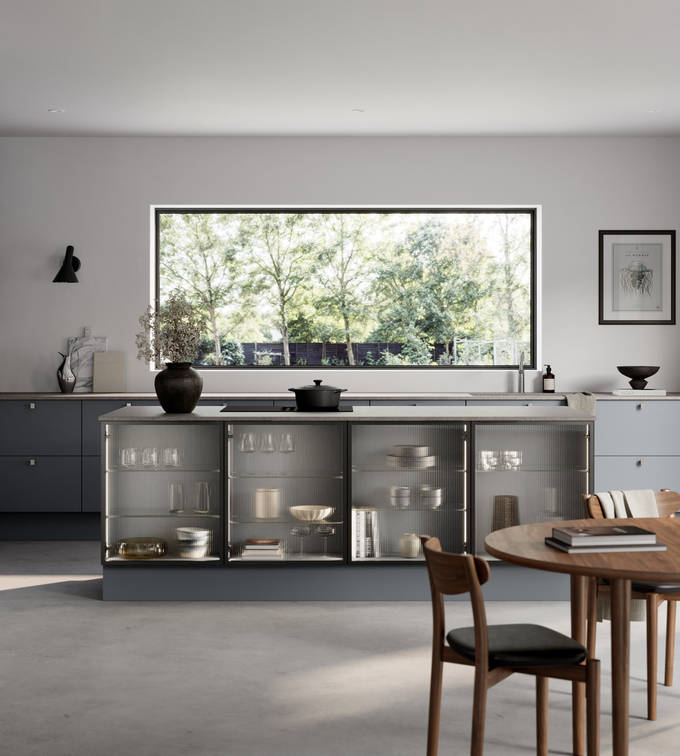 Mat og silkeblødt laminatkøkken Cover i Soft laminat med køkkenø fra INVITA med et seamless udtryck i farve Blåler, vitrineskabe i køkkenøen