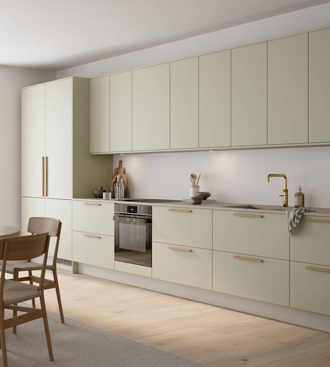 Mat og silkeblødt laminatkøkken Cover i Soft laminat med køkkenø fra INVITA med et seamless udtryck i farve Mos