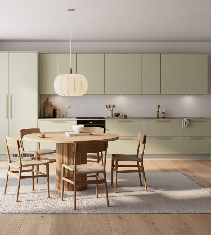 Mat og silkeblødt laminatkøkken Cover i Soft laminat med køkkenø fra INVITA med et seamless udtryck i farve Mos, vitrineskabe